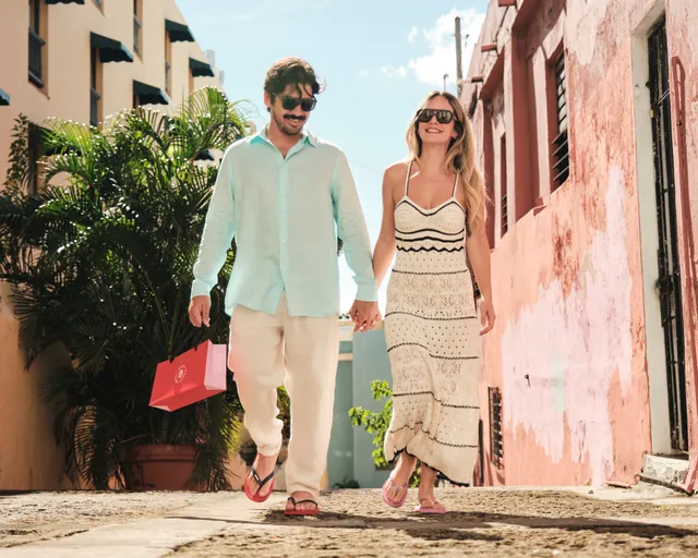 Pareja caminando por la calle